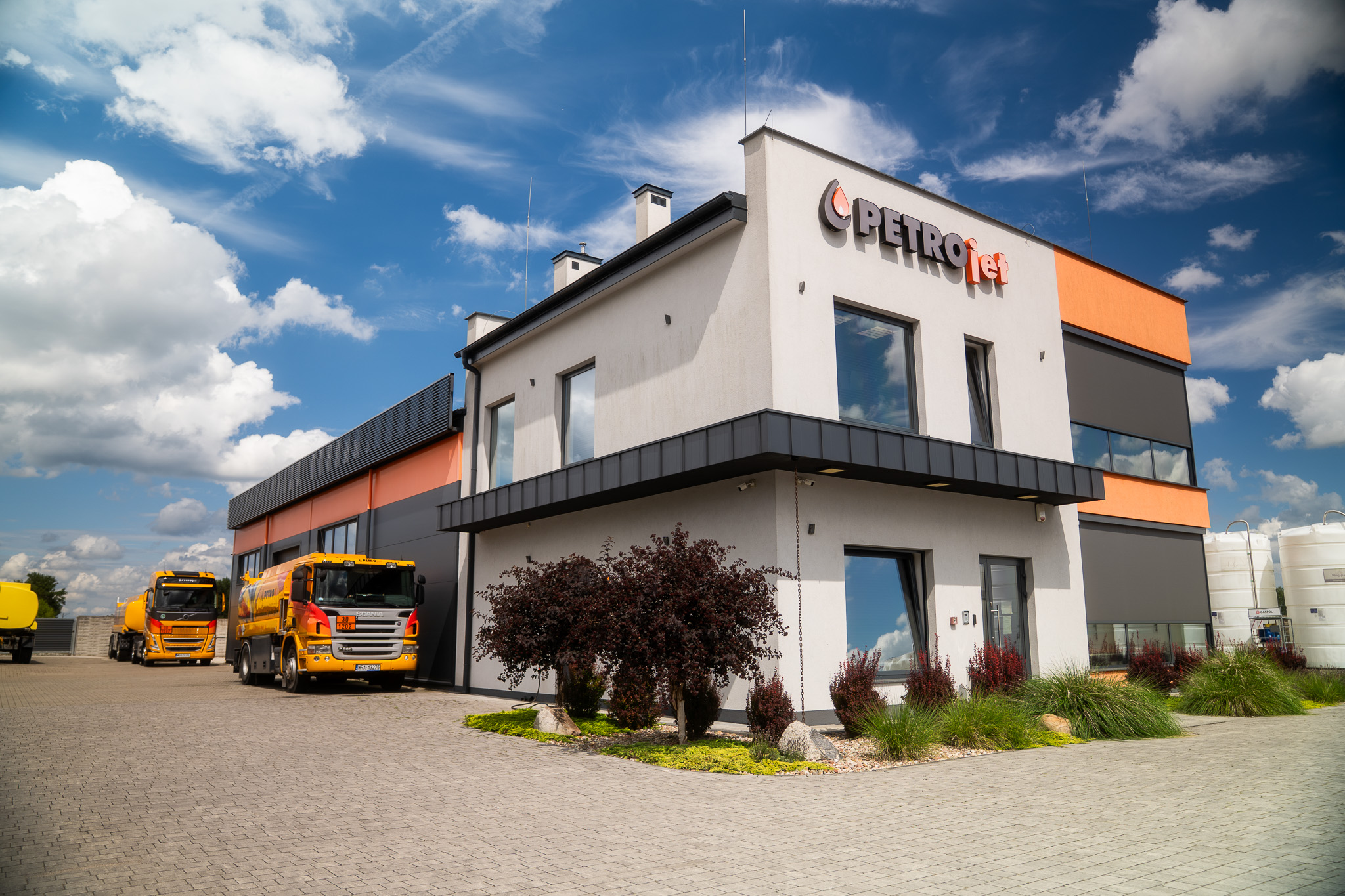 Realizacja dwóch nowoczesnych hal warsztatowych o łącznej powierzchni 1000 m² dla firmy PetroJet.